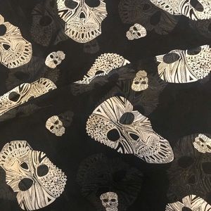 Scarf black with white skulls